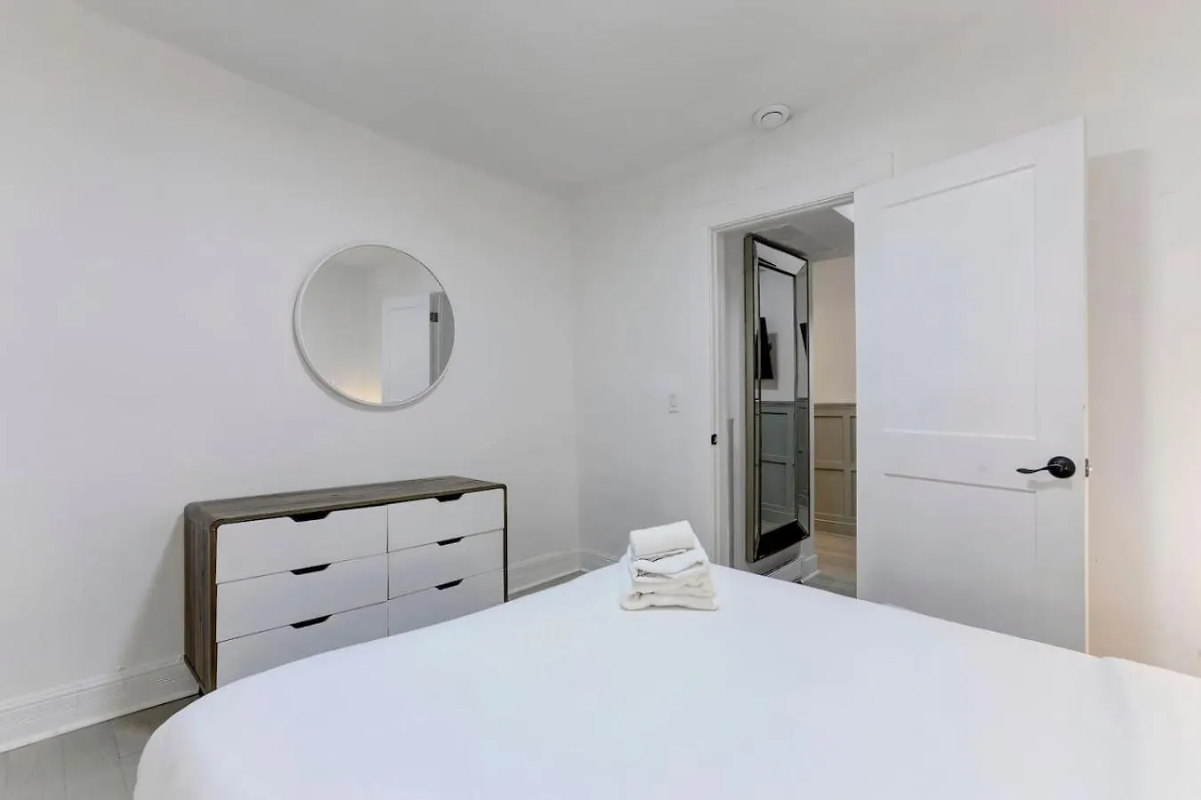 Apartment Artful 3Br In Montreal Village Zp0 Canada